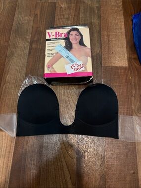 Deep V Plunge Adhesive Strapless Bra - Black